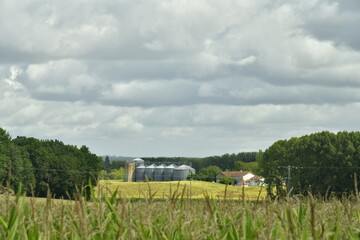 Nuages gris au dessus du paysage rural aux environs du bourg de Champagne au Périgord Vert  © Photocolorsteph