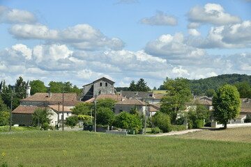 Le bourg de Champagne entre champs et bois au Périgord Vert 