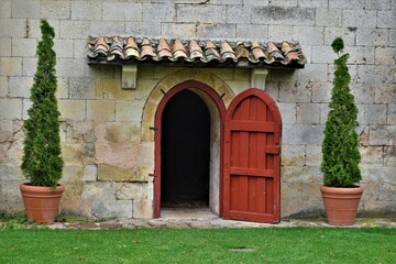 puerta antigua con un tejadito y dos plantas