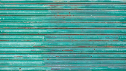 Puerta metálica azul oxidada y vieja