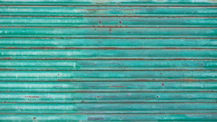 Puerta metálica azul oxidada y vieja