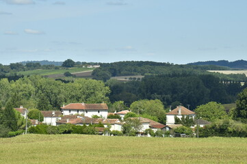 Obraz premium Contraste entre les zones d'ombre sous les nuages et les espaces sous le soleil au Bourg de Champagnes et ses environs au Périgord Vert 