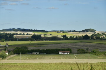 L'ombre d'un nuage sur les champs au bourg de Champagne au P&eacute;rigord Vert 