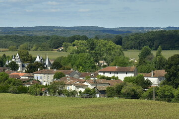 Fototapeta na wymiar Le Bourg de Champagne en pleine nature entre champs et bois au Périgord Vert 