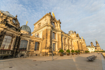 Fototapeta na wymiar Historische Gebäude in Dresden