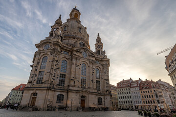 Fototapeta na wymiar Kirche in Dresden im Sonnenaufgang