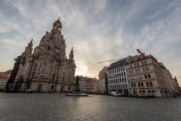 Kirche in Dresden im Sonnenaufgang