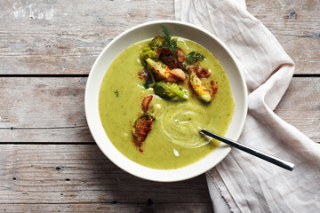 Green vegetable cream soup.