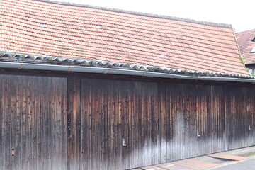 Garagentore aus Holz. Garagen.