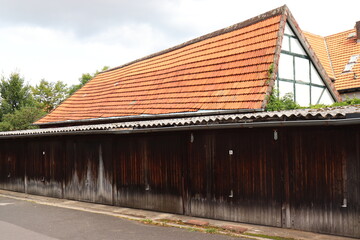 Garagentore aus Holz. Garagen.