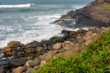 beira do mar com ondas e muitas pedras, Florianópolis, Brasil