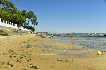 La plage à marée basse parsemée de morceaux de coquille d'huitre ,vaseux par endroit à l'Herbe...