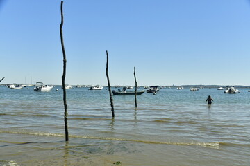 Petites embarcations en position de mouillage dans la baie d'Arcachon à l'Herbe  