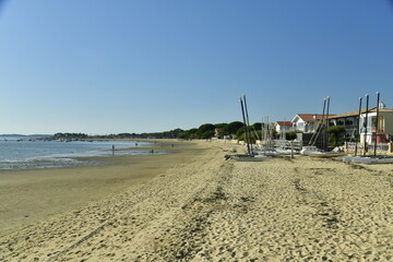 Petites embarcations rangées sur la plage à Andernos-les-Bains dans la baie d'Arcachon 
