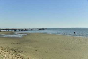 L'immense plage à marée basse et la jetée-promenade à Andernos-les-Bains dans la baie d'Arcachon