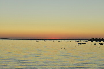 Crépuscule après le coucher de soleil dans l'immensité de la baie d'Arcachon à...