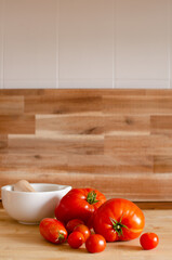 Variété de tomate cuisine en bois