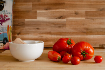 Variété de tomate cuisine en bois