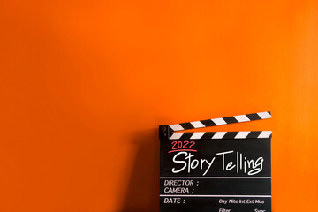 Naklejka premium 2022 story telling. Text title on film slate or movie clapperboard