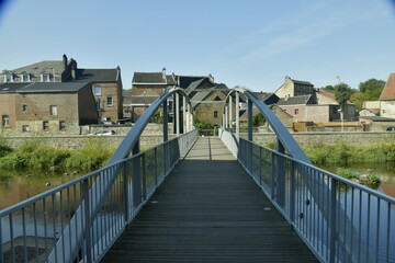 Obraz premium Structure métallique de la passerelle enjambant la Vesdre à la ville basse de Dolhain (Limbourg)