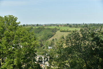Obraz premium Vue panoramique vers le versant opposé de la vallée de la Vesdre depuis la ville haute de Limbourg à l'est de Verviers 