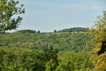 Vue panoramique vers le versant opposé de la vallée de la Vesdre depuis la ville haute de Limbourg à l'est de Verviers 