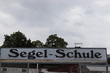 Obraz premium Schild Segel-Schule.