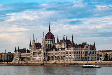 Fototapeta premium Parlamento di Budapest durante il tramonto estivo