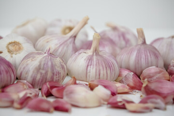 cabeça de alho sobre a mesa com moedor de tempero. 
