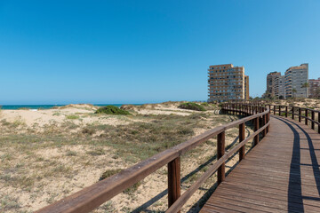 Obraz premium playa virgen pasarela de madera