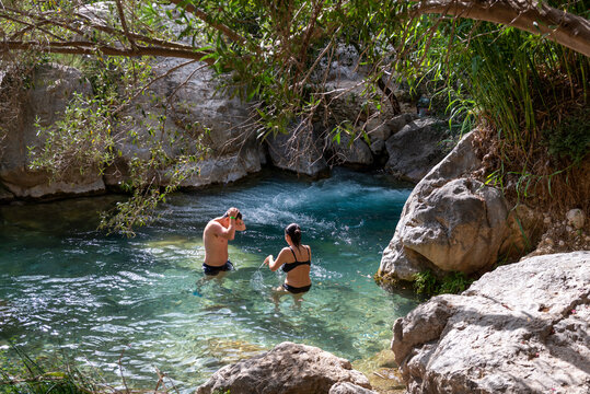 ba&ntilde;o en agua cristalina monta&ntilde;a 