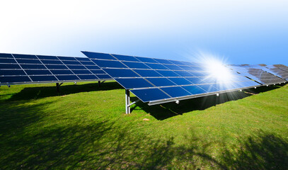 Sonnenkollektoren in einer Solaranlage in der Umwelt, die Sonne spiegelt sich im Solarzelle....