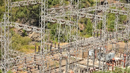 Obraz premium Central eléctrica instalada en un entorno natural con abundante vegetación