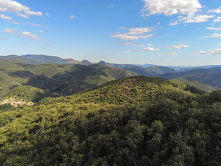 Fototapeta na wymiar Paysage de montagne dans les Cévennes, vue aérienne
