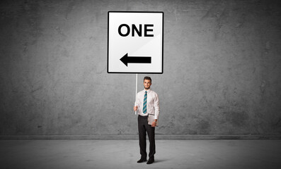 Obraz premium business person holding a traffic sign