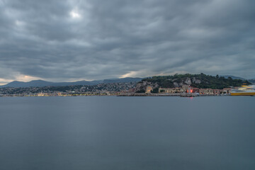 Ciel chargé au dessus de la mer 