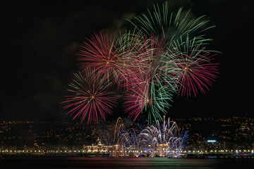 Feu d'artifice en mer à Nice sur la Côte d'Azur