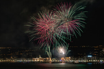 Feu d'artifice en mer à Nice sur la Côte d'Azur
