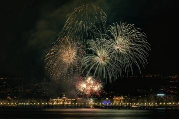 Feu d'artifice en mer &agrave; Nice sur la C&ocirc;te d'Azur