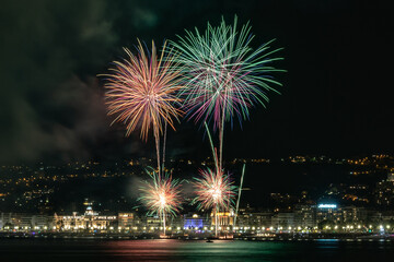 Feu d'artifice en mer &agrave; Nice sur la C&ocirc;te d'Azur