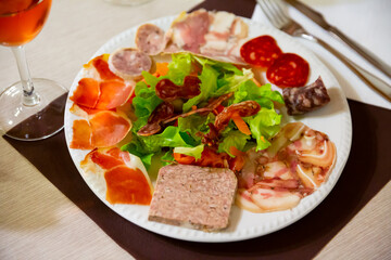 Fototapeta na wymiar Traditional Catalan assorted sausage and ham