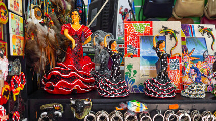 Souvenirs en puesto de artesanía en la Explanada de Alicante