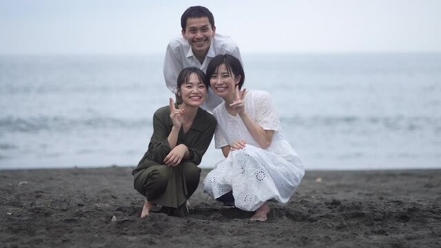 セルフタイマーで写真撮影する男女