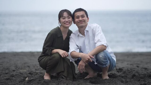 セルフタイマーで写真撮影する夫婦