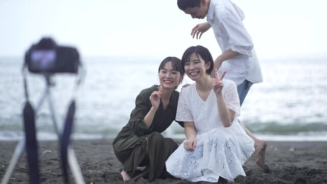 セルフタイマーで写真撮影する男女