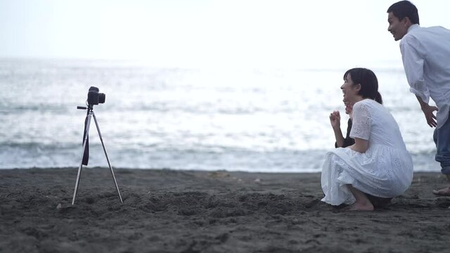 セルフタイマーで写真撮影する男女