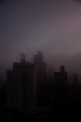 Fototapeta na wymiar Niebla en la ciudad