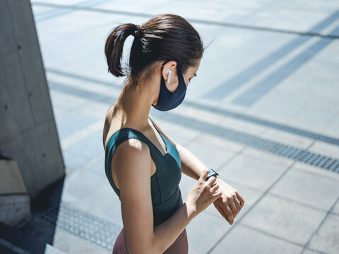 運動中に時計を確認する女性