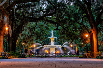 Famous historic Forsyth Fountain in Savannah, USA - obrazy, fototapety, plakaty
