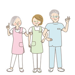 腕を組んで笑顔の医療従事者